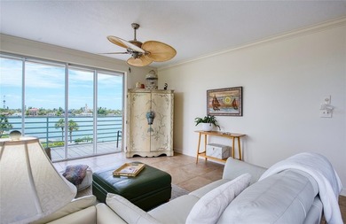 This spacious corner unit in Harbourside is move-in ready with - photo 15