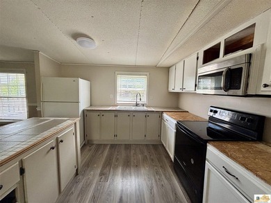 A budget-friendly mobile home on 0.27 acres inside city limits - photo 12