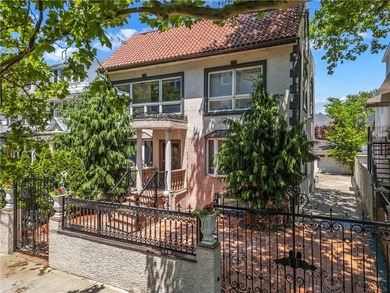 Discover this stunning one-family detached home on a 40x100 lot - photo 3