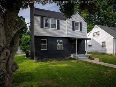 The one you've been waiting for! Beautifully renovated 5-bedroom - photo 2