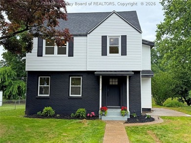 The one you've been waiting for! Beautifully renovated 5-bedroom - photo 4
