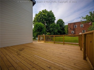 The one you've been waiting for! Beautifully renovated 5-bedroom - photo 5
