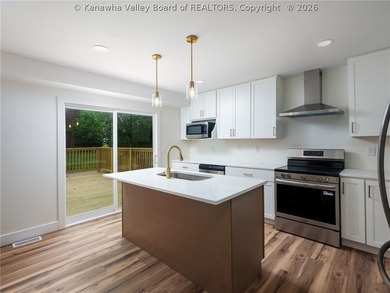 The one you've been waiting for! Beautifully renovated 5-bedroom - photo 10