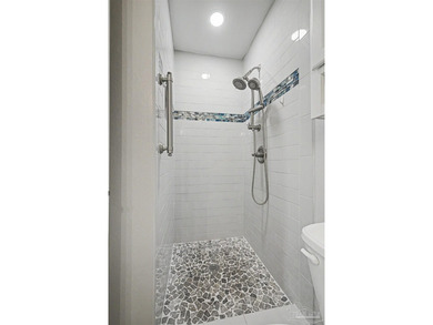 Who says you can't have it all? This 4 bed 3 bath beauty serves - photo 8