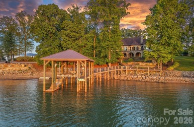 Where luxury meets the water's edge! This exquisite waterfront - photo 2