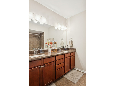 Top Floor, Sunny, quiet, pet friendly, 2 bed 2 bath condo in a