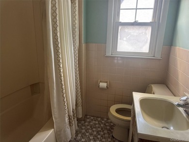 Welcome to 5 York Place in Merrick! Built in 1928, this Lovely 3 - photo 13
