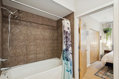 Top Floor, Sunny, quiet, pet friendly, 2 bed 2 bath condo in a