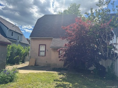 Welcome to 5 York Place in Merrick! Built in 1928, this Lovely 3 - photo 14