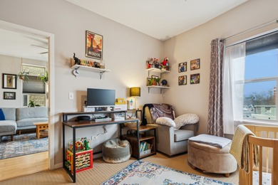 Top Floor, Sunny, quiet, pet friendly, 2 bed 2 bath condo in a