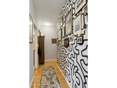 Top Floor, Sunny, quiet, pet friendly, 2 bed 2 bath condo in a