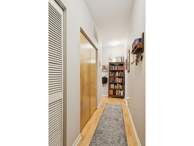 Top Floor, Sunny, quiet, pet friendly, 2 bed 2 bath condo in a