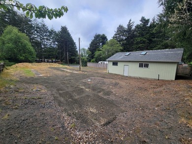 32-acre lot with 25x30 shop for storage or workspace. concrete - photo 5