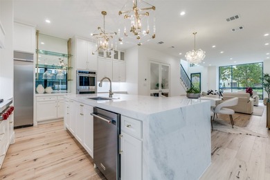Welcome to this stunning and luxurious single-family attached - photo 11