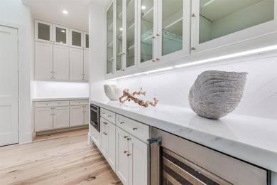 Welcome to this stunning and luxurious single-family attached - photo 12