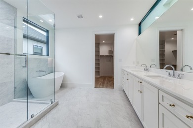 Welcome to this stunning and luxurious single-family attached - photo 14