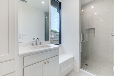 Welcome to this stunning and luxurious single-family attached - photo 17