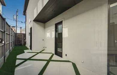 Welcome to this stunning and luxurious single-family attached - photo 19