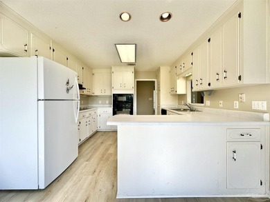 Golfer's Paradise! Large 4BR home sits on the duck pond of the - photo 6