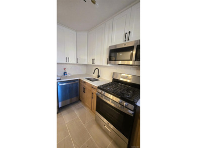 Move right into this beautifully renovated 2-bedroom, 1-bath - photo 7