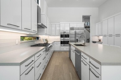 Elegant, inviting, and impeccably designed, this exceptional - photo 20