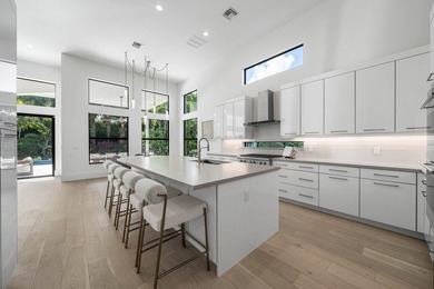 Elegant, inviting, and impeccably designed, this exceptional - photo 22