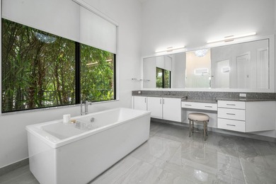 Elegant, inviting, and impeccably designed, this exceptional - photo 30
