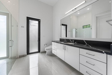 Elegant, inviting, and impeccably designed, this exceptional - photo 32