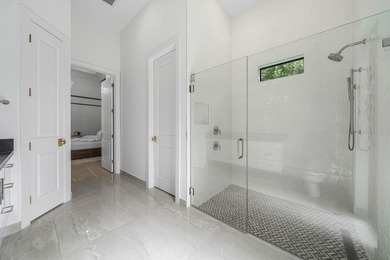 Elegant, inviting, and impeccably designed, this exceptional - photo 33