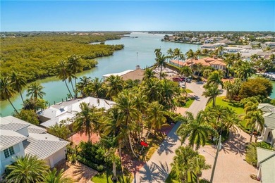 WATERFRONT LUXURY IN THE HEART OF NAPLES. This exceptional - photo 1