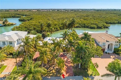 WATERFRONT LUXURY IN THE HEART OF NAPLES. This exceptional - photo 4
