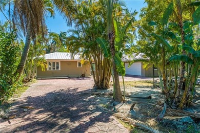 WATERFRONT LUXURY IN THE HEART OF NAPLES. This exceptional - photo 10