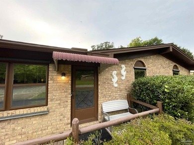 Welcome to this charming 3 bedroom, 2 bathroom home in the - photo 4
