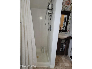 Beautifully renovated and maintained 5-unit apartment building - photo 23