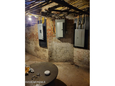Beautifully renovated and maintained 5-unit apartment building - photo 32