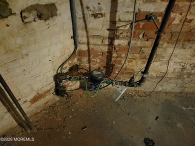 Beautifully renovated and maintained 5-unit apartment building - photo 40