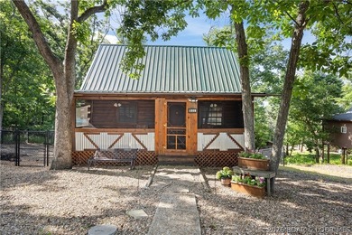 Escape to this adorable 2-bed, 2-bath rustic log cabin tucked - photo 2