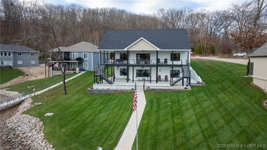 This gorgeous lakefront home truly has it all. Newly built in - photo 2