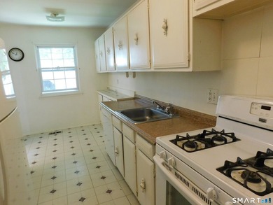 Spacious first floor Ranch style 2-bedroom condo, in a desirable - photo 5