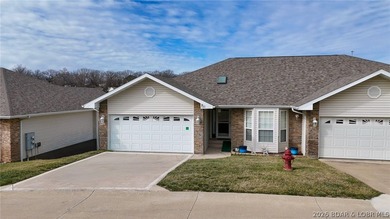Enjoy easy, low-maintenance living in this spacious 3 bed / 3 - photo 2