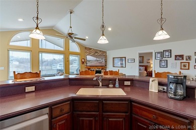 Enjoy easy, low-maintenance living in this spacious 3 bed / 3 - photo 5