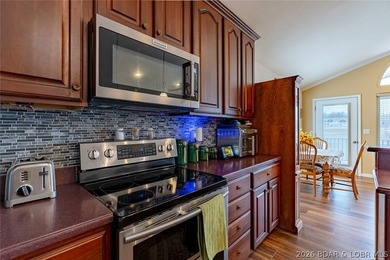 Enjoy easy, low-maintenance living in this spacious 3 bed / 3 - photo 6