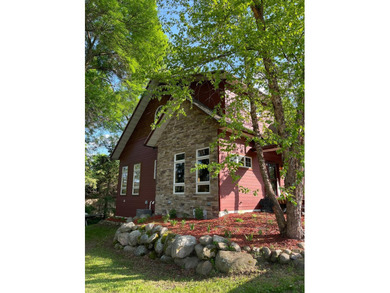 Prepare to fall in love with this stunning rustic riverfront - photo 1