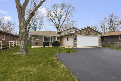 Enjoy peaceful water views in this well-maintained 3-bedroom, 2 - photo 2
