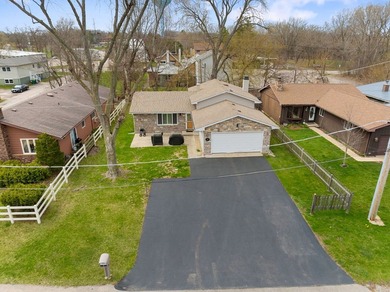 Enjoy peaceful water views in this well-maintained 3-bedroom, 2 - photo 3