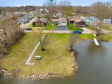 Enjoy peaceful water views in this well-maintained 3-bedroom, 2 - photo 4