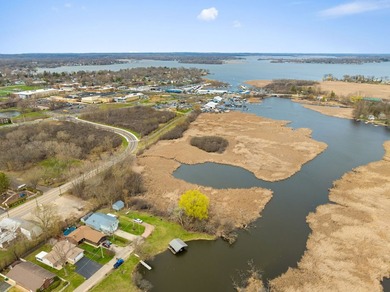Enjoy peaceful water views in this well-maintained 3-bedroom, 2 - photo 8