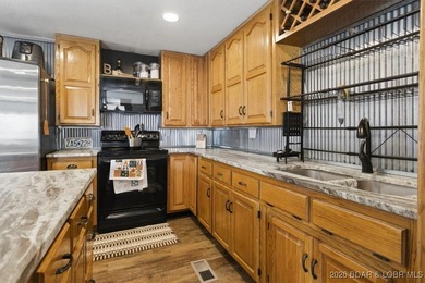 Welcome to this beautifully remodeled 3 bedroom, 2 bathroom - photo 9