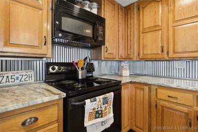 Welcome to this beautifully remodeled 3 bedroom, 2 bathroom - photo 10