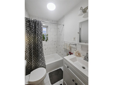 Welcome to this charming Richmond Hill residence ideally located - photo 11